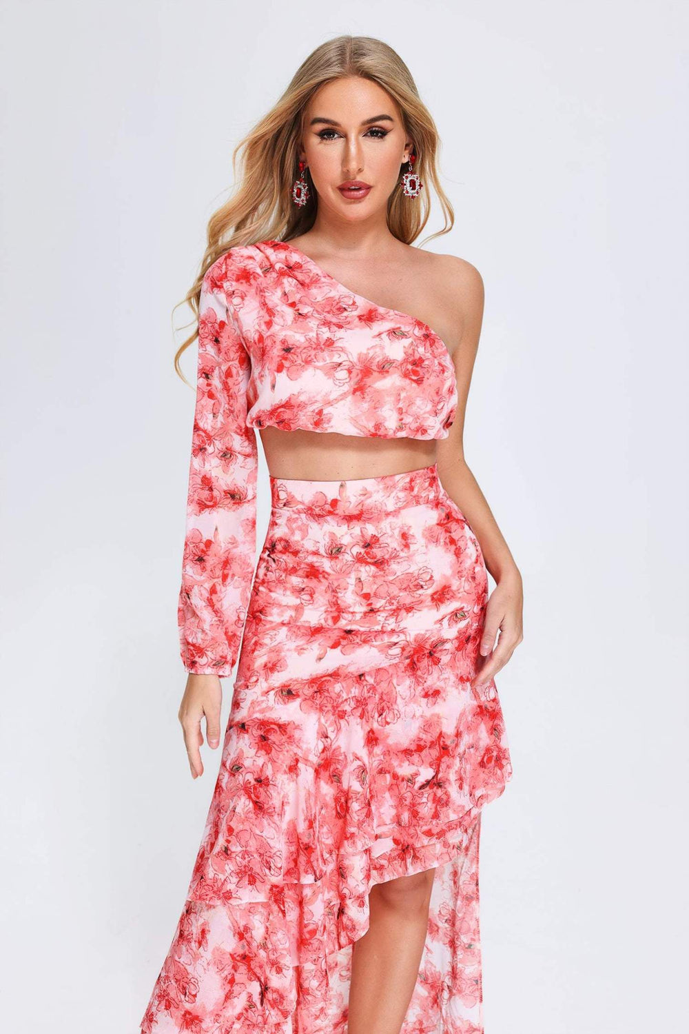 Tek omuzlu, baskılı polyester takım, renk varyasyonları içerebilir.