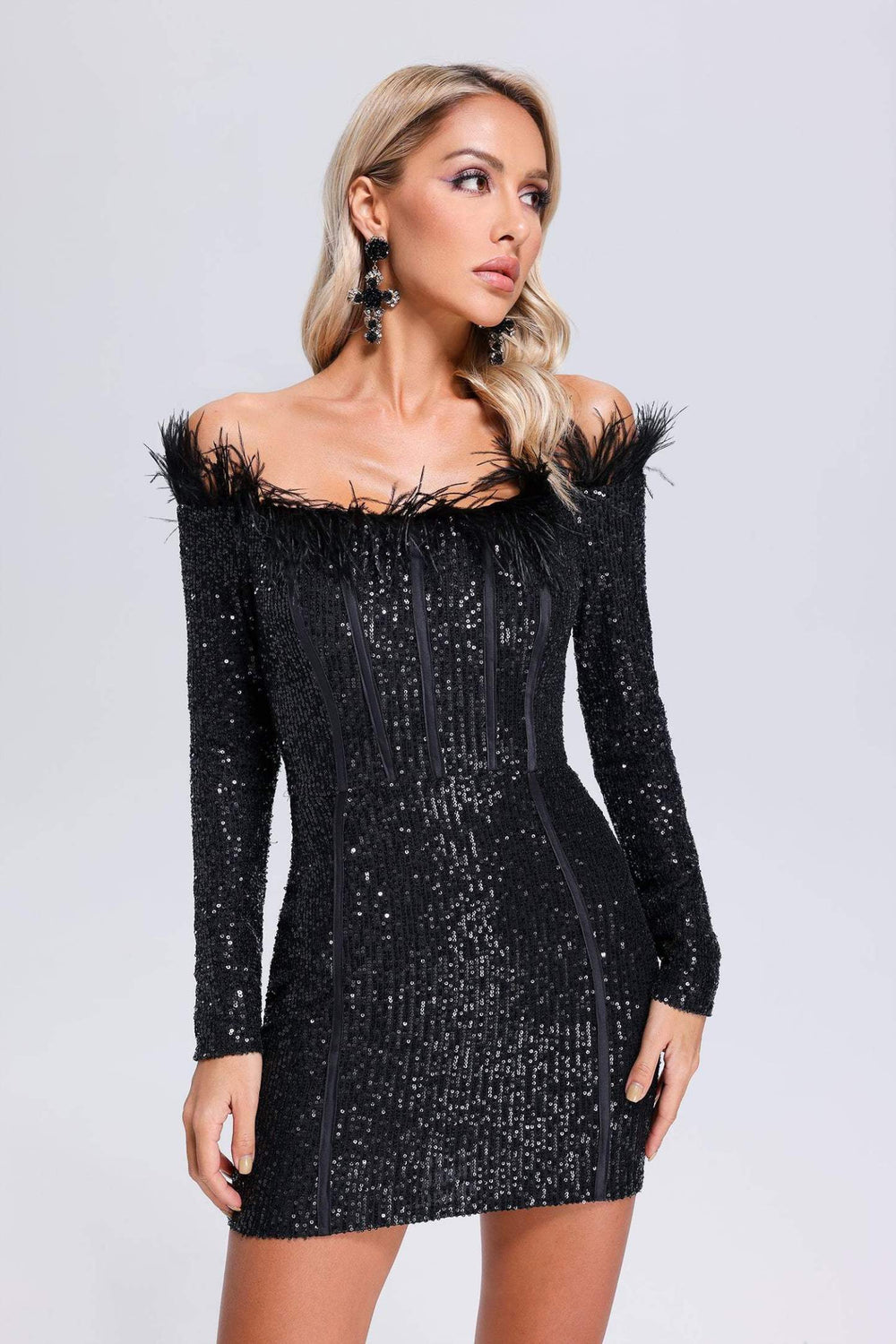 Mini elbise, tüy ve payet detaylı, polyester karışımlı.