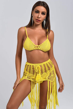 Örgü kumaştan yapılmış, düğüm detaylı üçgen bikini üstü ve eş renginde alt parça.