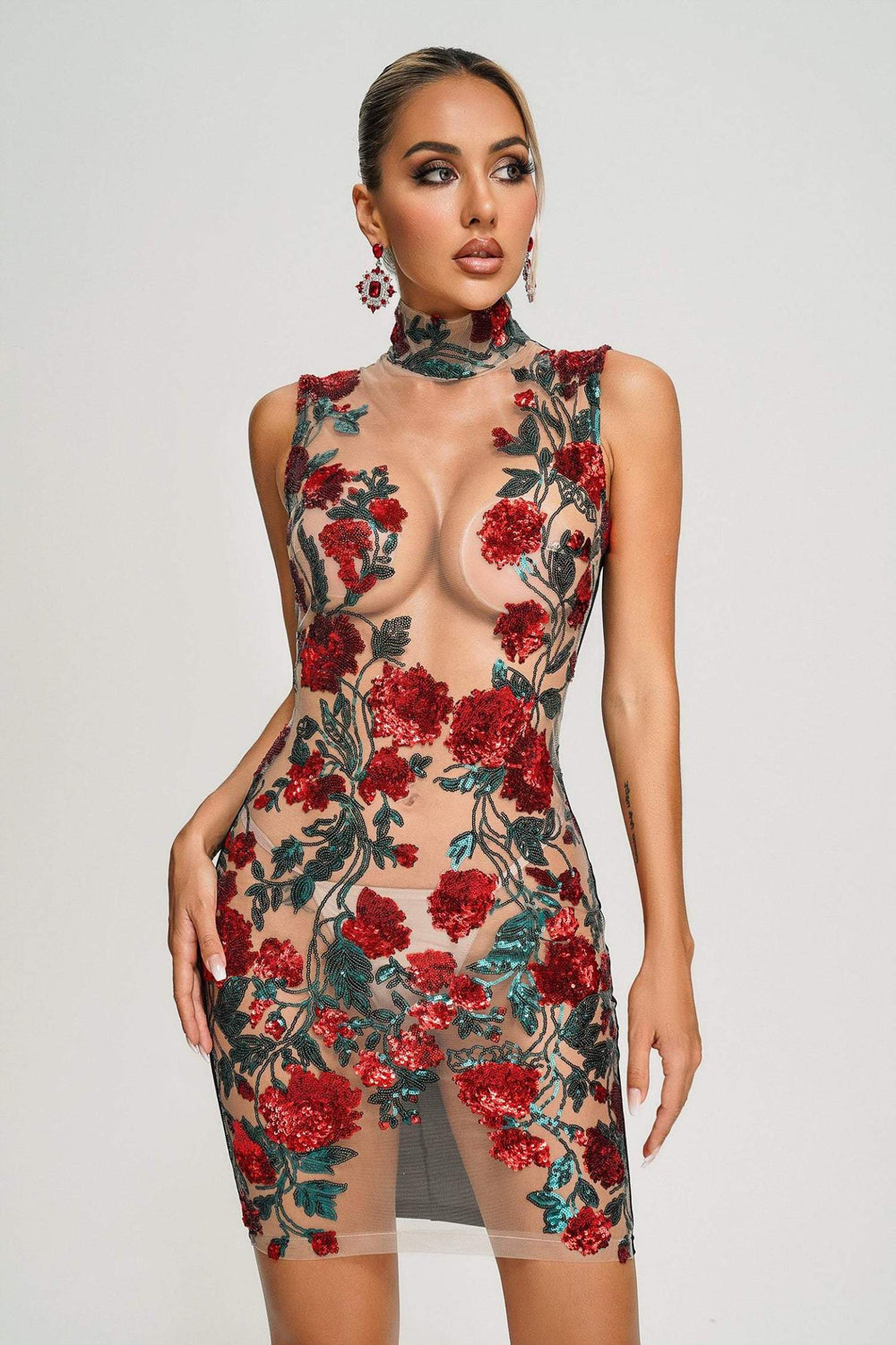 Pul payetli mini elbise, polyester kumaş, parlak gümüş rengi.