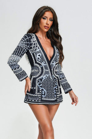 Beyaz blazer elbise, inci detaylı ve polyester kumaşlı.